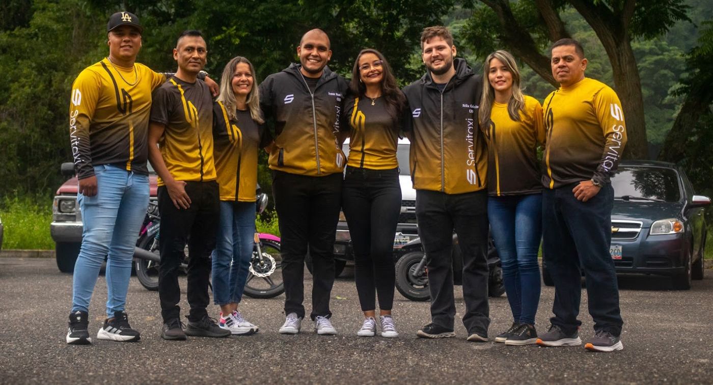 Equipo de ServiTaxi Valera junto a su flota